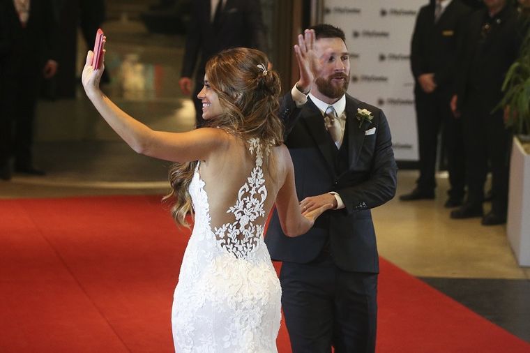 Mesijeva skromna mlada: U ovoj haljini se udala za najbogatijeg fudbalera! (FOTO)