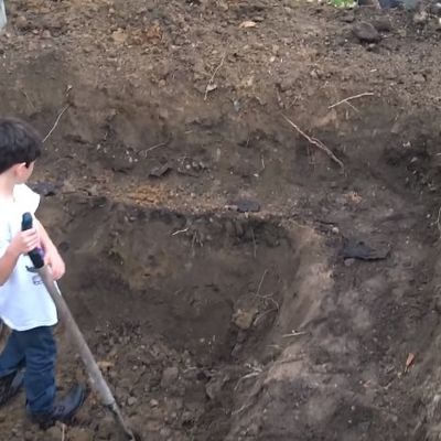 Tata i sin sređivali dvorište: Komšije im čestitale zbog ovog što su napravili! (VIDEO)