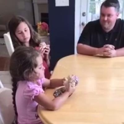 Očajnički želeo sina posle 4 ćerke: Njegova reakcija na pol 5. bebe razbesnela mnoge! (VIDEO)