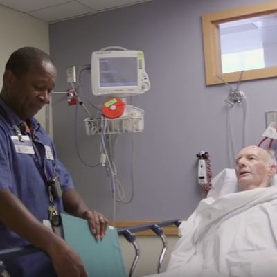 Posao mu da vodi pacijente do sobe: Snimak kamere otkrio šta im stvarno radi! (VIDEO)