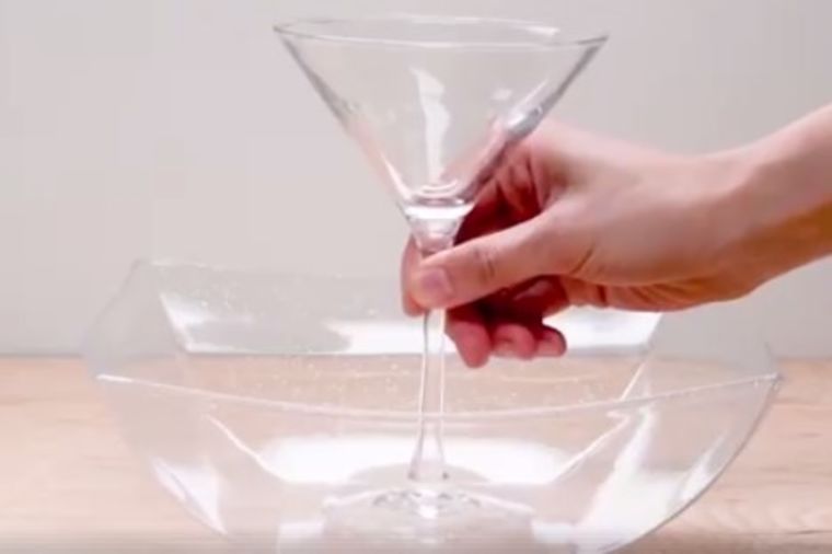 Visoku čašu stavila u činiju: Ova genijalna i jeftina rešenja olakšaće vam život! (VIDEO)