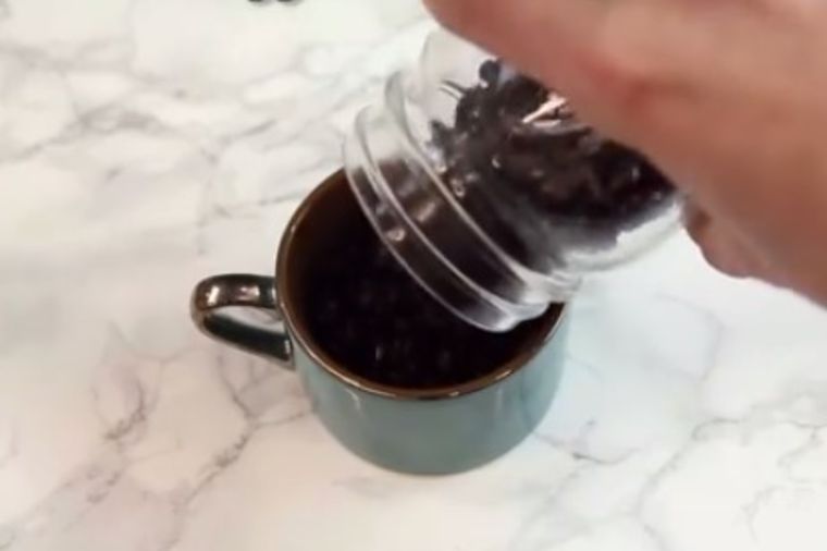 Cela zrna kafe stavila u šoljicu: Genijalna caka za svaki dom! (VIDEO)