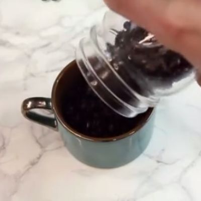 Cela zrna kafe stavila u šoljicu: Genijalna caka za svaki dom! (VIDEO)