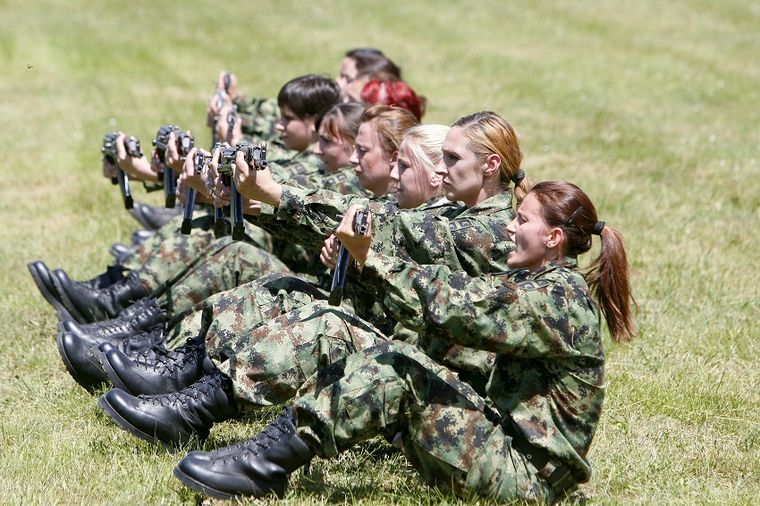 Uvodi se vojna obaveza za žene: Sve radno sposobne Srpkinje mlađe od 50 ići će na obuku