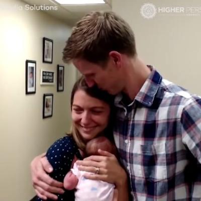 Prvi put ugledali svoju usvojenu bebu: Ovaj trenutak nikoga ne ostavlja ravnodušnim! (VIDEO)
