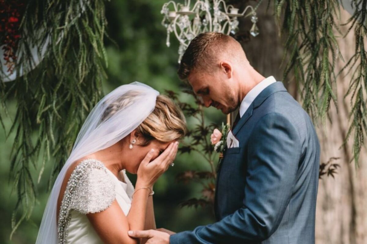Плачущий жених. На свадьбе плачут. Грустная невеста на свадьбе. Невеста плачет. Невеста бросила жениха.