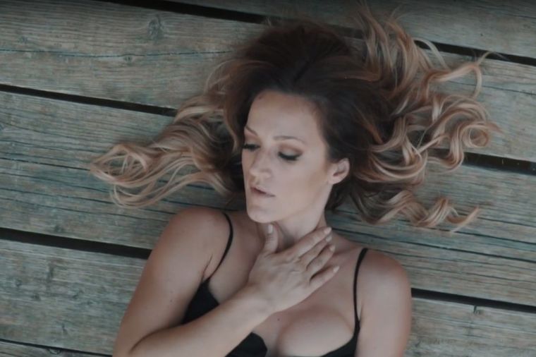 Vruće scene: Tijana Bogićević snimila spot za pesmu "Ti imaš pravo"