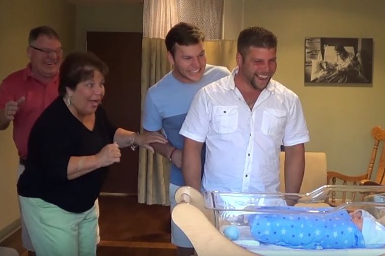 Porodica došla da obiđe mamu i bebu u porodilištu: Ovakvo iznenađenje nisu ni sanjali! (VIDEO)