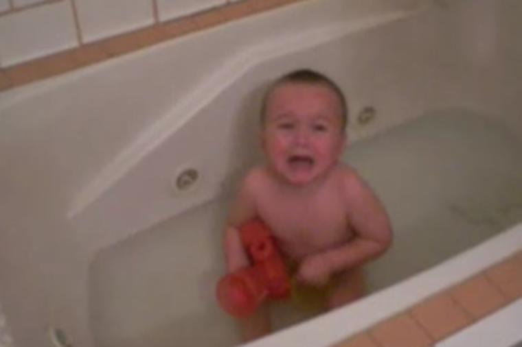 Beba počela da vrišti u kupatilu: Tati nije bilo dobro kada je ušao unutra! (VIDEO)