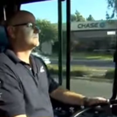 Vozač autobusa ugledao uplakano dete pored starijeg muškarca: U sekundi shvatio jezivu istinu! (VIDEO)