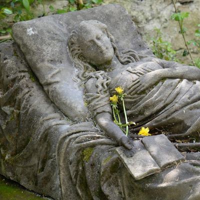 Grob devojke (16) je misterija punih 150 godina: Iz ruke od kamena cveta cveće! (VIDEO)