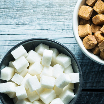 Beli ili smeđi šećer: Koji je bolji za vas i zašto?