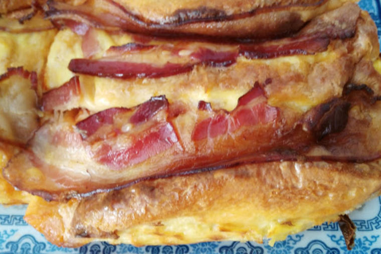 Zapečeni gurmanski tost sa slaninom i kačkavaljem: Brzo i preukusno jelo! (RECEPT)