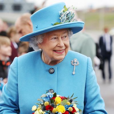 10 stvari koje sme samo kraljica Elizabeta: Niko ne može da je tuži, može svakom da oduzme dete!