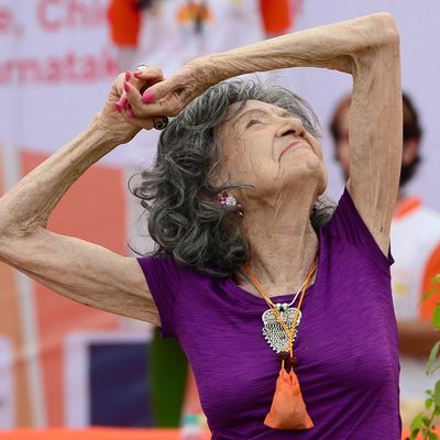 Uskoro puni 100 godina: Od osme godine vežba jogu, a ovo je njen životni moto! (FOTO)