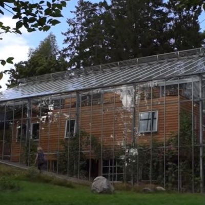 Kuća od stakla: Napravili dom koji će štedeti novac! (VIDEO)