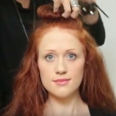 Došla u salon sa dugom crvenom kosom: Izašla kao potpuno druga osoba! (VIDEO)