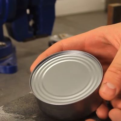 Kako da otvorite konzervu bez otvarača: Caka koju treba svako da zna! (VIDEO)
