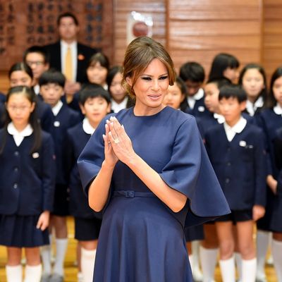 Ni jednostavnije haljine, ni jačeg utiska: Kako Melaniji ovo uspeva?! (FOTO)