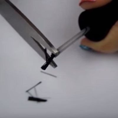 Uzela makaze i isekla četkicu laka za nokte: Rezultat je oduševio! (VIDEO)