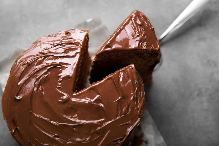 Torta od mlečne i crne čokolade: Neverovatan spoj ukusa! (RECEPT)
