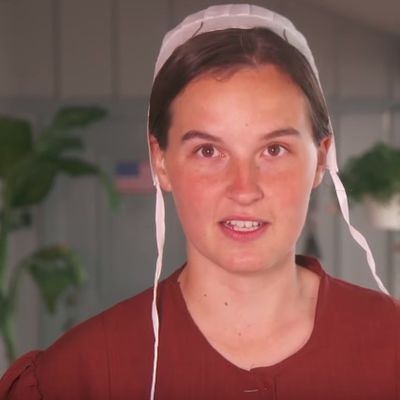 Amiška devojka prvi put otišla kod frizera: Ostala zapanjena nakon promene izgleda! (VIDEO)