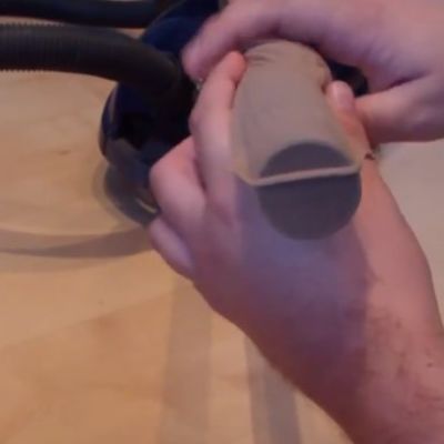 Navukao čarapu na usisivač: Genijalna caka koju ćete od sada uvek koristiti! (VIDEO)