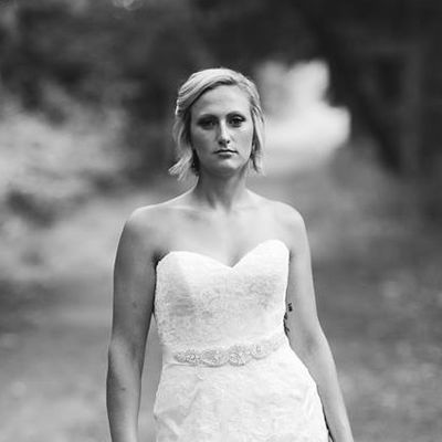 Na venčanim fotografijama mlada pozirala sama: Razlog će vam slomiti srce! (FOTO)