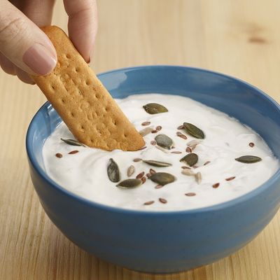 Osvežavajući jogurt sos spreman za tili čas: Najlepša užina za celu porodicu! (RECEPT)