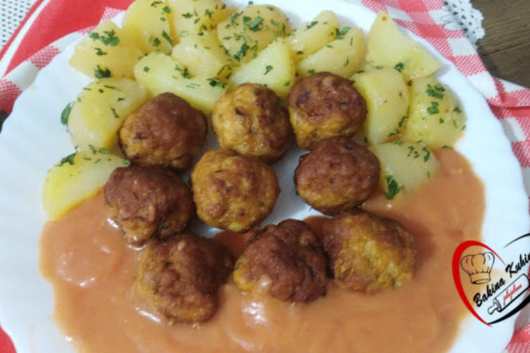 Ćuftice u paradajz sosu: Tako mekane i ukusne, a prave se za čas! (RECEPT)