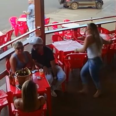 Žena uhvatila muža sa ljubavnicom: Ovakvu scenu još niste videli! (VIDEO)