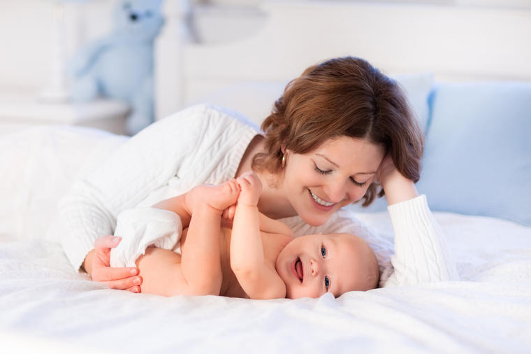 Treba li spavati sa bebom u istom krevetu: Stručnjaci tvrde da osećaj blizine pozitivno utiče na psihički razvoj deteta