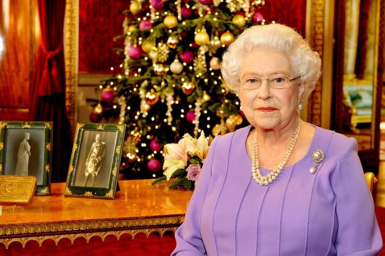 Kraljica Elizabeta škrtari za Božić: Svake godine njeni zaposleni dobijaju isti poklon! (FOTO)