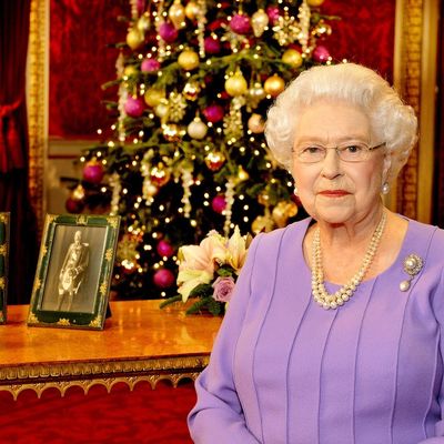 Kraljica Elizabeta škrtari za Božić: Svake godine njeni zaposleni dobijaju isti poklon! (FOTO)