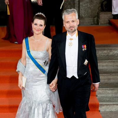 PRIČA DA JE VIDOVITA, DA KOMUNICIRA SA ANĐELIMA: Norveška princeza svojom aferom muža oterala u smrt!