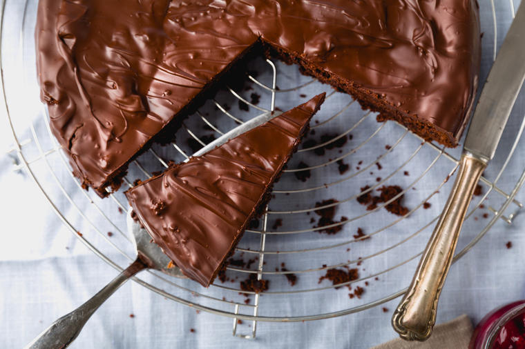 Posna čokoladna torta: Toliko ukusna i sočna da će oduševiti sve! (RECEPT)