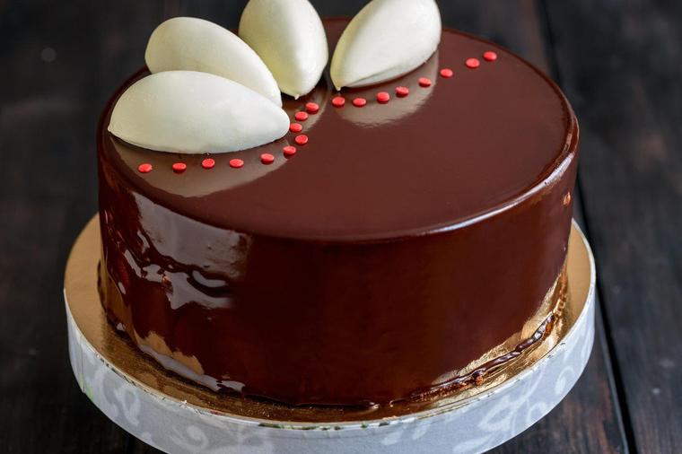 Staklena glazura za kolače i torte: Vreme je da i vi naučite taj trik! (RECEPT)