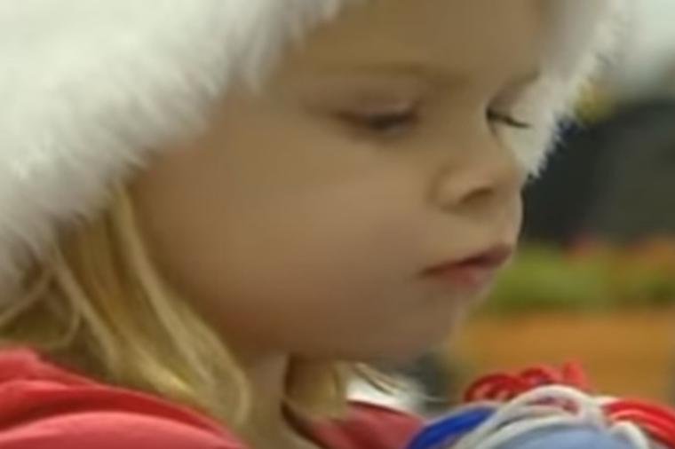 Devojčica sela u krilo Deda Mrazu: Izgovorila 4 reči koje su sve ostavile u suzama! (VIDEO)