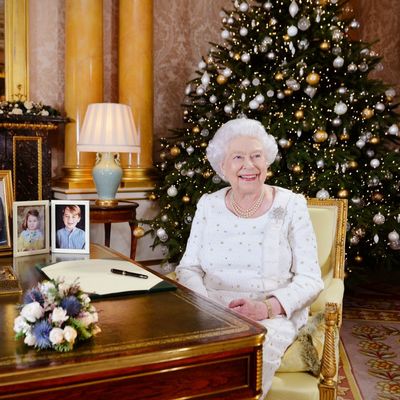 Kraljičina božićna čestitka: Elizabeta zvanično poželela Megan dobrodošlicu u porodicu! (VIDEO)