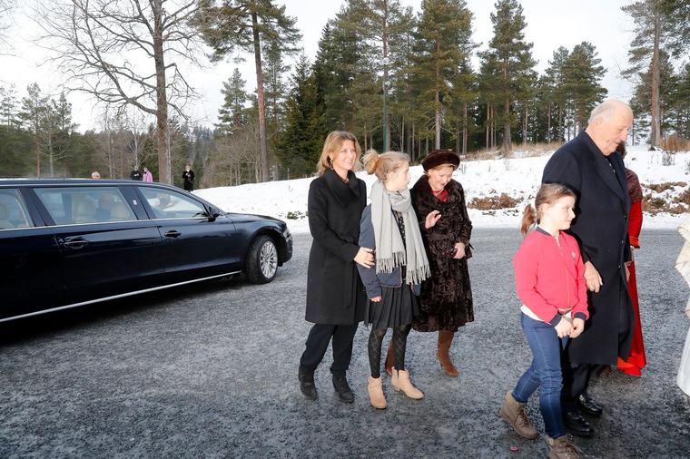 Mnogo skromnije od britanske: Ovako je na božićnu misu došla norveška kraljevska porodica! (FOTO)