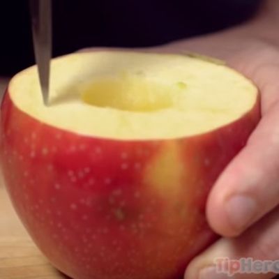 Počeo da čisti jabuku: Kada vidite šta je napravio, poći će vam voda na usta! (VIDEO)