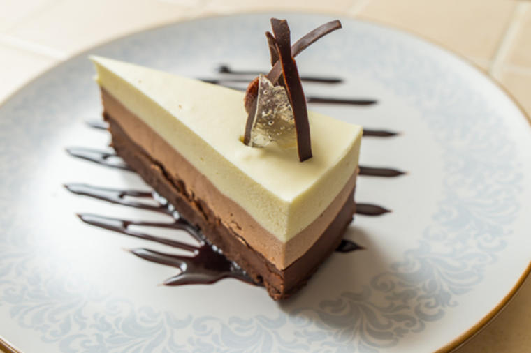 Čokoladna triologija: Fenomenalna torta sa tri vrste čokolade! (RECEPT)