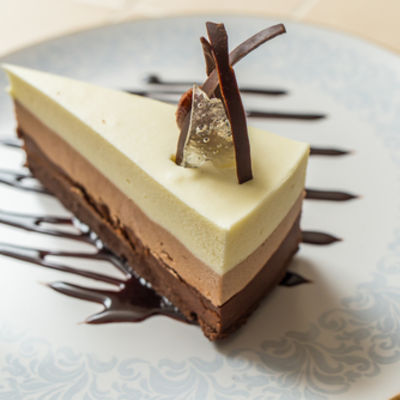 Čokoladna triologija: Fenomenalna torta sa tri vrste čokolade! (RECEPT)
