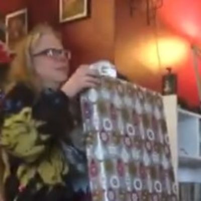 Bivši muž joj dao poklon za Božić: Nije mogla da zadrži suze kad ga je otvorila! (VIDEO)