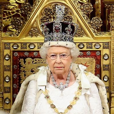 Najveći problemi kraljice Elizabete: Zlatna kočija je neudobna, kruna je užasno teška! (FOTO, VIDEO)