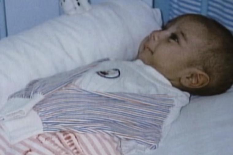 Majka ostavila umotanu bebu ispred bolnice: Lekari se šokirali kad su pogledali ispod ćebeta! (VIDEO)