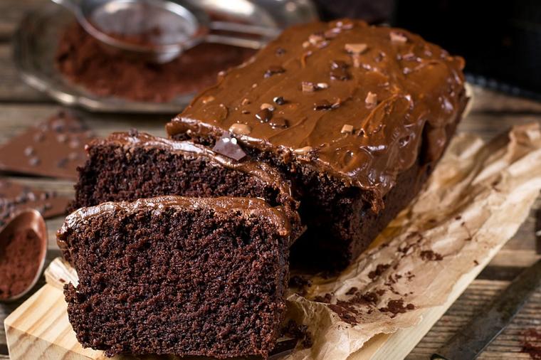 Desert bez griže savesti: Brza čokoladna torta koja se ne lepi za bokove! (RECEPT)