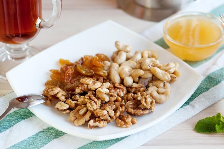 Jedan deo oraha svi bacamo, a pun je vitamina: Evo zašto se ovaj orašasti plod smatra toliko zdravim