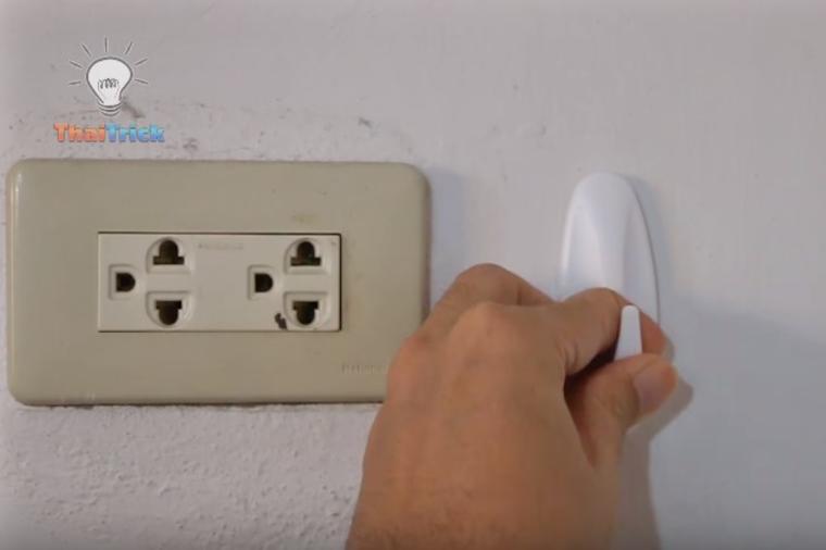 Okačio plastičnu kuku pored utikača: Ove genijalne trikove koristićete i vi u vašem domu! (VIDEO)