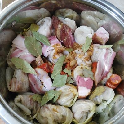 Sarma na malo drugačiji način: Tri vrste mesa za neverovatan ukus! (RECEPT)